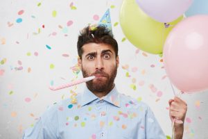 Homme qui fête son anniversaire de 30 ans