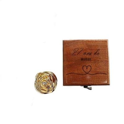 Coffret en bois avec le bouton de rose en or et sa rose éternelle maman 27 ans