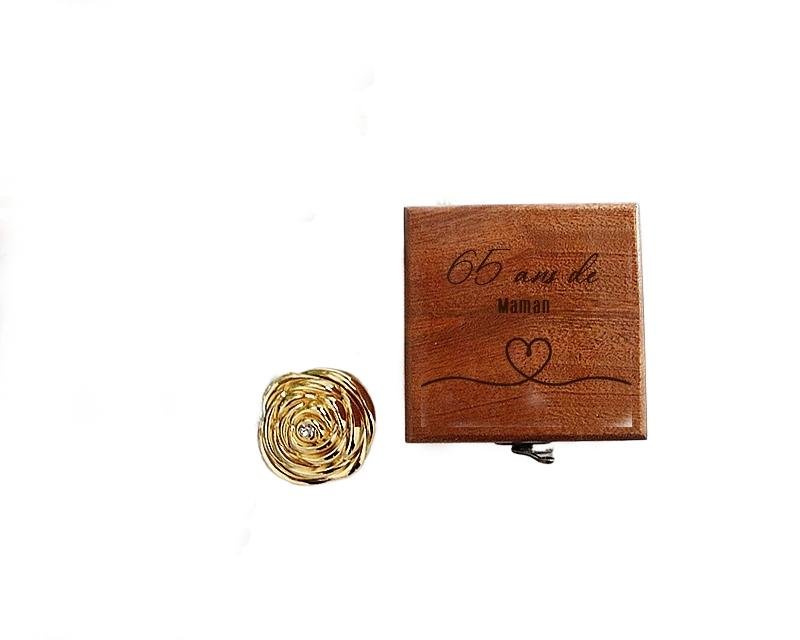 Coffret en bois avec le bouton de rose en or et sa rose éternelle maman 65 ans