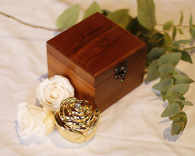 Bouton de rose en or et rose éternelle secrète dans son coffret en bois gravé