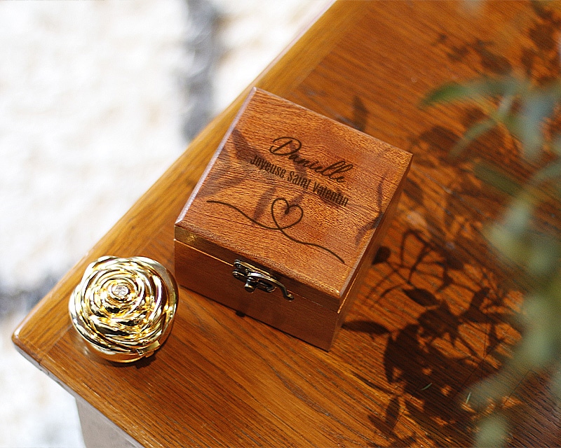 Coffret en bois avec le bouton de rose en or et sa rose éternelle maman 63 ans