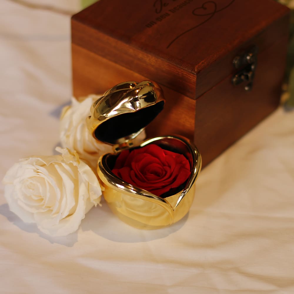 Coffret en bois gravé avec un bouton de rose en or et rose éternelle secrète - Cadeaux.com