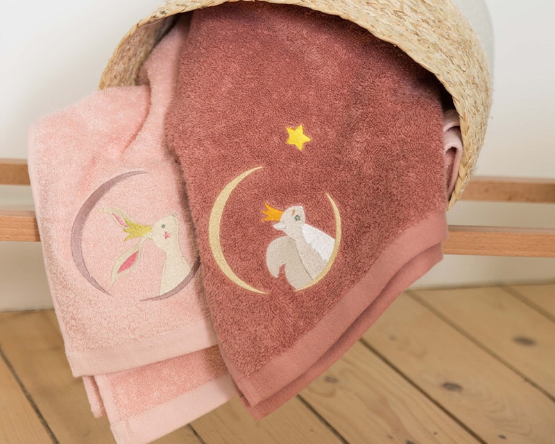 Serviette personnalisée brodée pour enfant - Lapin Poudre