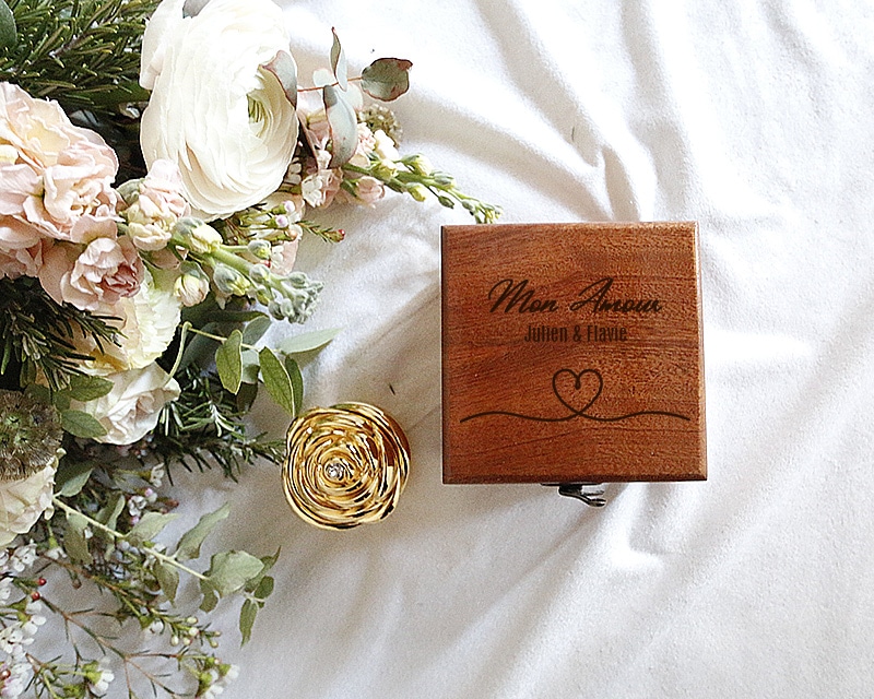 Coffret en bois avec le bouton de rose en or et sa rose éternelle maman 25 ans