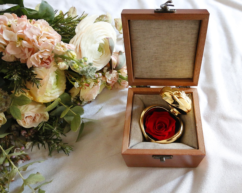 Coffret en bois avec le bouton de rose en or et sa rose éternelle maman 20 ans