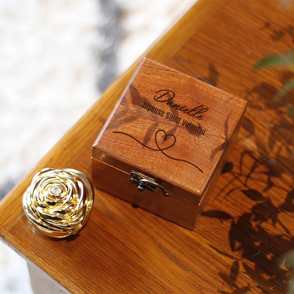 Coffret en bois gravé avec un bouton de rose en or et rose éternelle secrète - Cadeaux.com