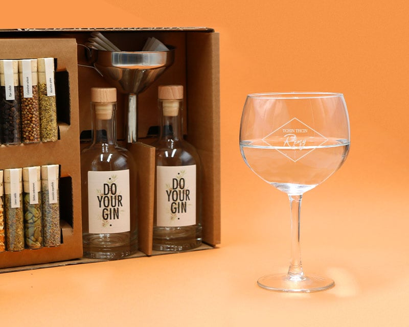 Kit de fabrication de gin avec un verre personnalisé