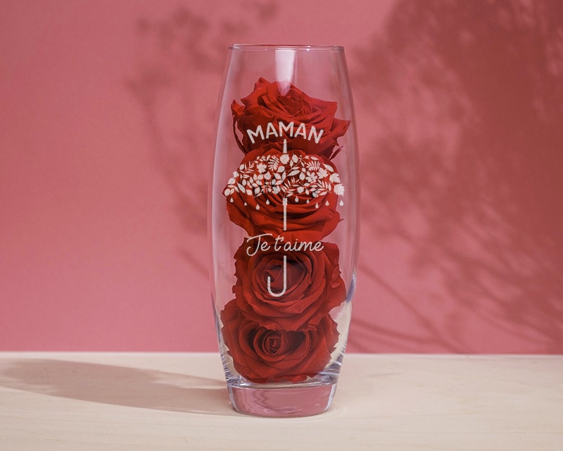 Vase ovale gravé et ses roses rouges éternelles - Cadeaux.com