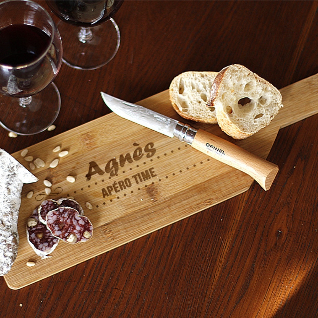 Planche à apéritif personnalisée en bois - Cadeaux.com